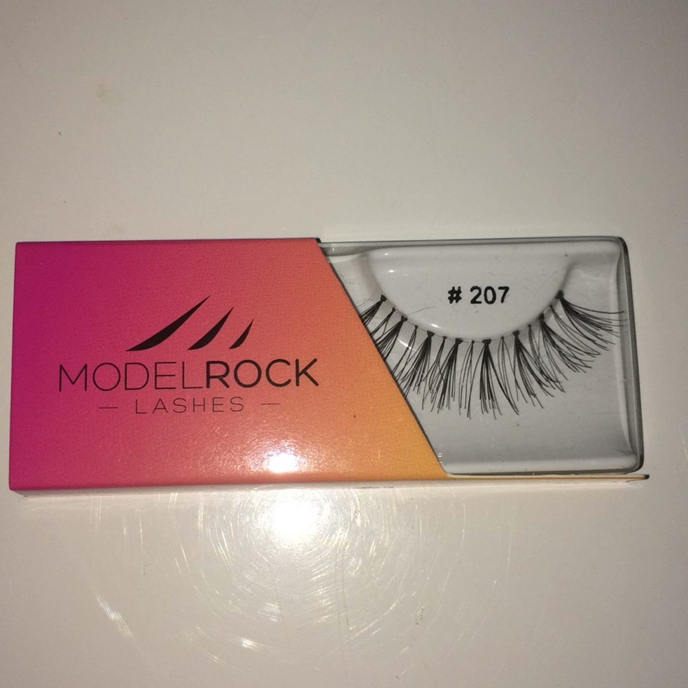 Eyelashes (free Gift With Purchase) - Picture 2 of 3